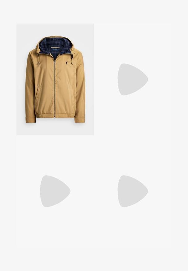 Šviesiai ruda zip-up striukė su reguliuojama gobtuvu. Turi tamsiai mėlyną langeliais išklotę, šonines kišenes, elastingus rankogalius ir mažą logotipą ant krūtinės.; Žalia sportinė palaidinė su apvaliu iškirpimu, su geltonomis siuvinėjimo raidėmis "Ralph’s Garage" ir šachmatų vėliavų dekoracijomis. Pagaminta iš medvilnės mišinio.; Juodos krovinių kelnės su elastingu juosmeniu ir raišteliu. Yra šoninės kišenės ir reguliuojamos galinės kelnių apačios su užtrauktukais. Pagamintos iš lengvos medžiagos.; Juodi odiniai sportbačiai su perforuotu dizainu, plokščia raištelių uždanga ir balta išsiuvinėta logo šone. Storais juodais gumos padais.