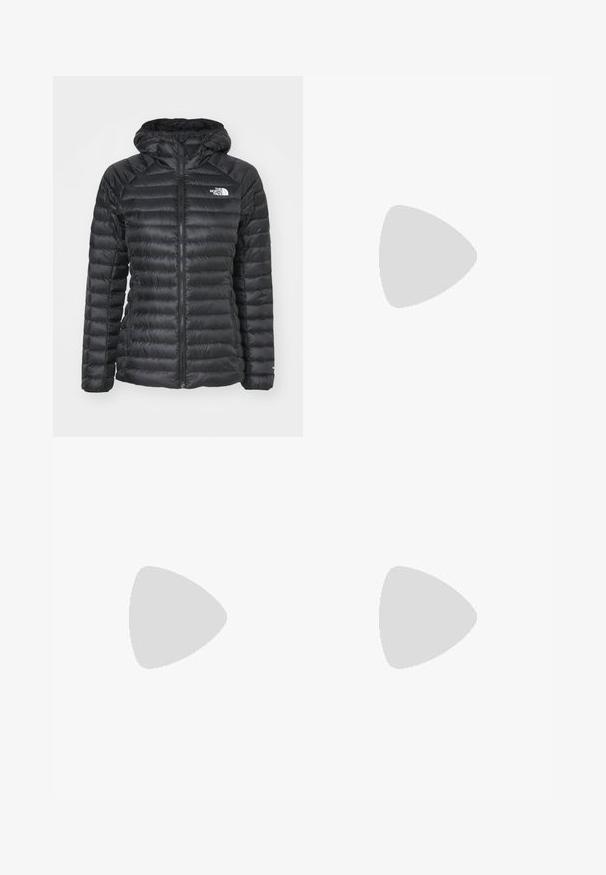 The North Face BETTAFORCA HOODIE - Casaco de penas - black; T-shirt preto de mangas longas, feito de algodão, com decote redondo. Apresenta um pequeno logótipo branco na área esquerda do peito. Design simples e ajuste confortável.; Calças cargo pretas em nylon com fechos de correr removíveis, punhos ajustáveis, múltiplos bolsos e um logótipo na perna direita. Textura suave e leve.; Sapatilha atlética beige e creme com parte superior em malha texturizada, sobreposições de suporte e sola de borracha com um padrão de cravo para tração.