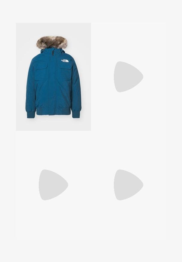 The North Face MCMURDO  - Sulejope - midnight petrol; Must musta T-särk lühikeste käiste ja ümmarguse kaelusega. Rindadele on trükitud valge kaarline logo "DICKIES". Lihtne disain, ilma mustriteta.; Halli denimpüksid lõdva lõikega, millel on kulunud põlvekohad, kontrastne tikand ja väike logo küljel.; Valged sportsijalatsid tekstuursete pealsete, kopsaka tallaga ja hallide aktsentidega. Kanda valgete lühikeste sokkidega ja roheliste lühikeste pükstega sinisel pinnal.