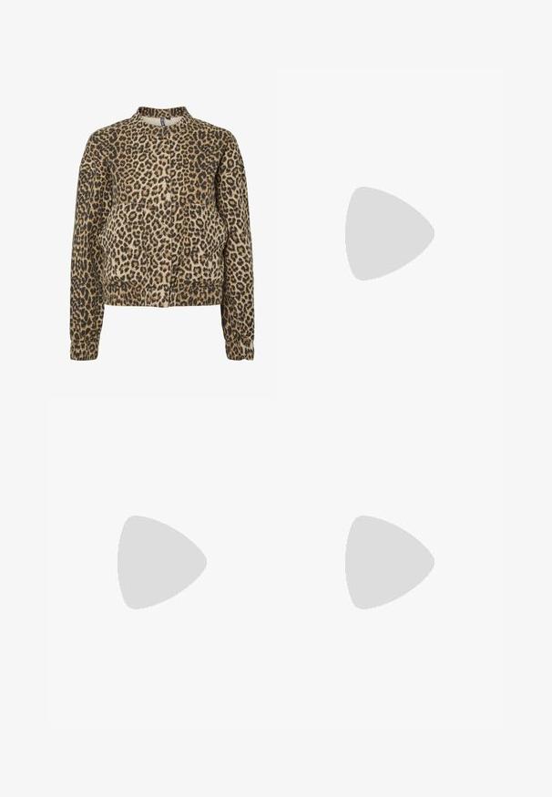 Leopardmönstrad jacka i bruna och beige nyanser, med rund hals, långa ärmar och två framfickor, tillverkad av mjukt material.; Svart kortärmad topp gjord av stretchigt tyg, med en figursydd design och veckad detaljering på sidorna. Slät textur, klassisk form.; Svarta byxor med rak passform, utrustade med framfickor och sidoklyvningar vid fållen. Tillverkade av mjukt, slätt tyg. Lämpliga för olika tillfällen.; Svarta lackerade klacksandaler med fyrkantig tå, ankelremmar och silverfärgade spännen. Har en kraftig blockklack för stabilitet.