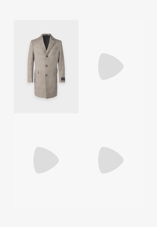 Beige geruite overjas met een notch-lapel, drieknoopsluiting, twee voorkanten zakken en een zwarte binnenvoering. Gelaagde wolstof.; Zwarte korte mouwen T-shirt van een gladde katoenmix, met een ronde halslijn en een minimalistisch ontwerp zonder patronen of accenten.; Zwarte broek met een geplooid ontwerp, wijde pijpen en een zachte textuur. Voorzien van een rode taillebandlabel.; Zwarte leren veterschoenen met een ronde neus, een gladde afwerking en subtiele stikdetails, gedragen met lichtbeige broeken.