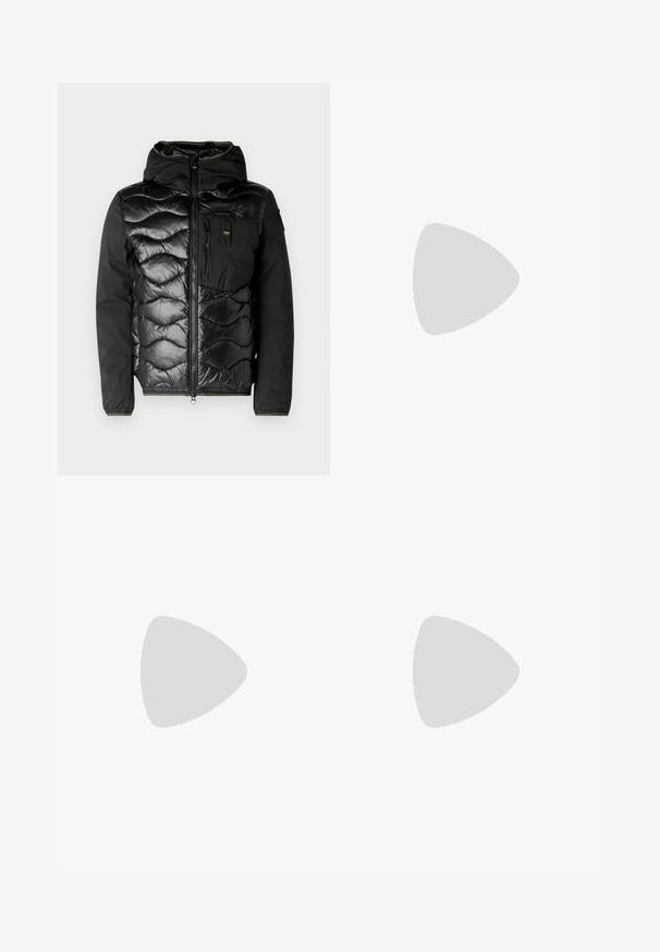 Blauer ALBERT - Piumino - black; T-shirt nera in cotone con scollatura a girocollo, caratterizzata da un bordo a righe bianche e verdi, e logo coccodrillo ricamato in verde sul lato sinistro del petto.; Pantaloni cargo neri realizzati in tessuto leggero, con una vestibilità rilassata, due ampie tasche laterali e chiusura con bottone.; Sneaker Lacoste grigie scure in materiale mesh e sintetico, con suola testurizzata e dettagli marroni sul colletto e sul branding.