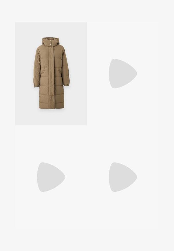 Khaki pufferjakke med hætte, frontlynlås og trykknaplukning, med to sidelommer og elastiske manchetter. Glat tekstur med quiltet mønster.; Afskåret, lysegrå striktrøje med højt krave og ribbede manchetter, prydet med teksturerede kabelmønstre ned ad ryggen og siderne.; Bredde ben-bukser i en lys beige farve, lavet af et glat stof. Har en klassisk talje og flad front med rene linjer.; Brune ruskinds Chelsea støvler med elastiske sidepaneler og en tyk, struktureret platåsål. Har en strop bagpå til nem påtagning.