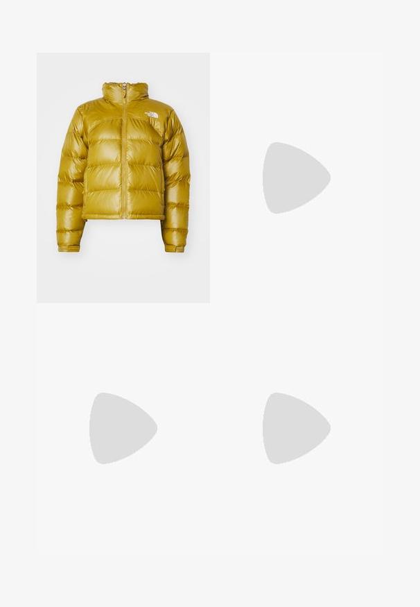 Žuta podstavljena jakna s visokim ovratnikom, prednjim patentnim zatvaračem i logotipom na grudima. Ima prešane dijelove i elastične manžete za toplinu.; Črna kratka majica z rokavi iz bombaža s krožnim vratnim izrezom. Ima bel Nike logotip na prsih, minimalističen dizajn in oprijet kroj.; Črne široke hlače s elastiko v pasu in malim belim logotipom Nike. Tkanina ima gladko teksturo, zasnovano za udobje in sproščeno nošenje.; Črne športne superge z mrežastim zgornjim delom, teksturiranimi poudarki in vidnimi zračnimi blazinicami v podplatu. Obute z modrimi kavbojkami.