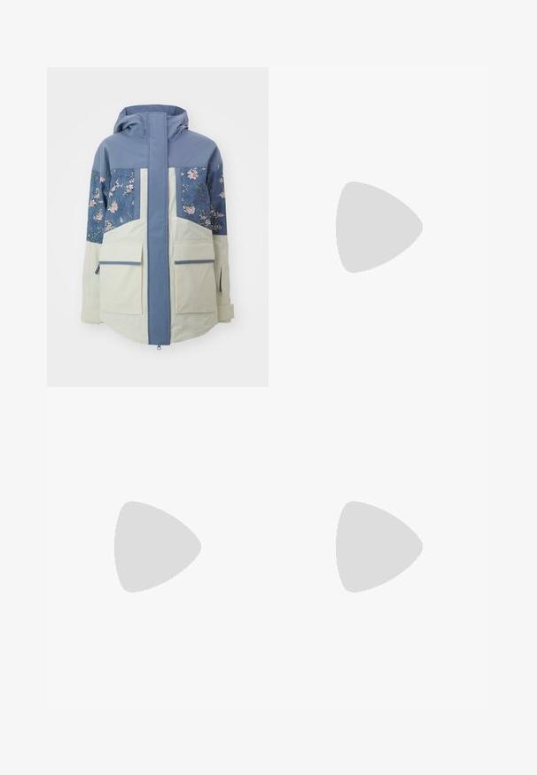 Kapuzjacke mit einem hellblauen oberen Abschnitt, floral gemusterten Einsätzen und einem cremefarbenen unteren Teil sowie zwei großen Fronttaschen.; Gekürztes schwarzes Baumwoll-T-Shirt mit kurzen Ärmeln, das weißen Text "Vice Sportswear" und eine runde Grafik auf der Vorderseite zeigt.; Schwarze Cargo-Hosen aus leichtem Material, mit weitem Bein-Design, elastischem Bund und mehreren Seitentaschen. Einfach und funktional.; Weiße Sportschuhe mit strukturierten Überzügen, einer dicken Sohle und grauen Akzenten. Tragen mit weißen Crew-Socken und grünen Shorts auf einer blauen Oberfläche.