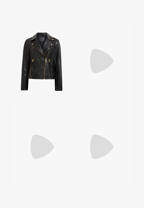 Chaqueta de motociclista de cuero negro con detalles dorados, que presenta un cierre de cremallera asimétrico, múltiples bolsillos con cremallera y un cuello.; Vestido blanco de manga larga con patrón de ojales, escote alto y falda en capas. Presenta un dobladillo festoneado y un ligero fruncido en la cintura.; Zapatilla de lona gris con suela de goma blanca, raya negra y ojales de metal. Presenta una puntera redonda, diseño bajo y tejido texturizado.; Pendientes esféricos de color dorado con una superficie brillante y reflectante. El diseño es simple y suave, creando un aspecto moderno y minimalista.