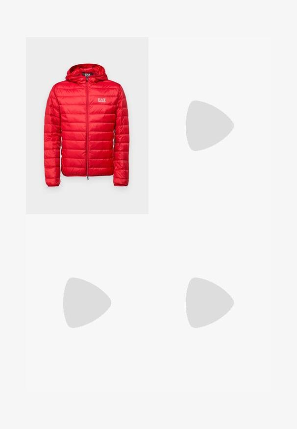 EA7 Emporio Armani TRAIN CORE LIGHT JACKET - Dunjakke - salsa; Grå kortermet T-skjorte laget av myk, teksturert stoff. Har en klassisk rund hals og en rett kant, passende for uformell bruk.; Grå skreddersydde bukser med rette ben, som har frontfolder, beltehemper og en glatt tekstur.; Hvite og svarte joggesko med en glatt læroverdel, teksturerte detaljer og en kraftig hvit såle. Har en klassisk snøring.; Vivienne Westwood CITY BUMBAG UNISEX - Rumpetaske - black