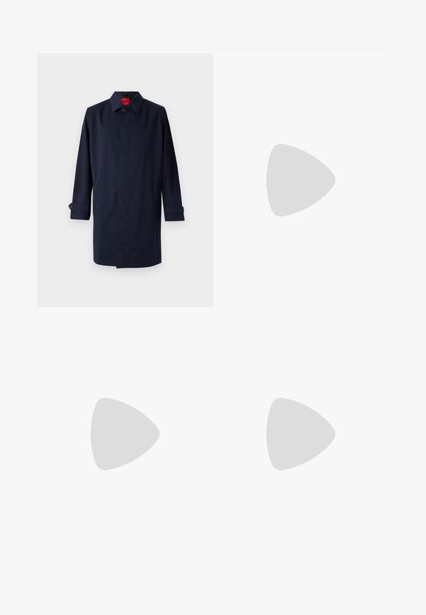 Mörkblå trenchcoat med spetsig krage, enkel knappstängning och uppvikbara ärmar med knappdetaljer. Slät textur, minimalistisk design.; Beige polo-tröja i mjukt stickat tyg. Har långa ärmar och en figursydd design. Ribbad nederkant och krage som accent.; Slitna denimjeans i ljusgröna toner, med rak benprofil, femficksdesign och ojämn blekning med färgsplatter.; Bruna läderskor med rund tå, kontrasterande sömmar, snördesign och en strukturerad svart gummisula.