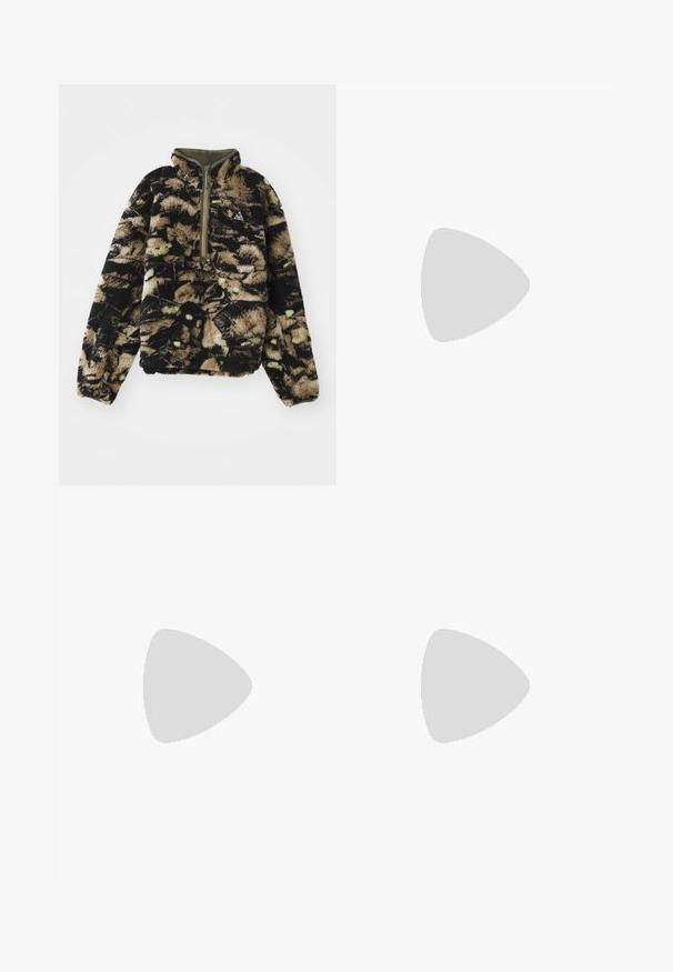Fleece-pullover i svart, brunt og grønt camouflasjemønster. Har høy krage, halv glidelås og en frontlomme. Myk tekstur.; Nike svart bomull T-skjorte med klassisk rund hals, korte ermer, og en subtil, preget logo på brystet. Glatt tekstur.; Sorte sweatpants laget av mykt stoff med elastisk midjebånd, snøring og en liten Nike-logo på venstre lår.; Svarte sportssko med teksturert stoff og gummisåler, med elastiske lisser og en blå detalj på hælen. Brukt med lyse denimbukser.