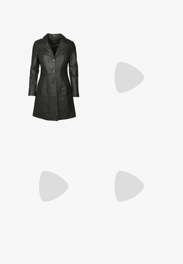 Schwarzer Lederjacke mit gefaltetem Kragen, fünf Knopfverschluss vorne, vertikalen Seitentaschen und langen Ärmeln. Glatte Textur und taillierte Passform.; Weiß-kragenbluse mit Wickeldesign aus glatter Stoffqualität, ausgestattet mit kurzen Ärmeln und gerafften Details an der Taille für einen lässigen Sitz.; Schwarzer, gefalteter Rock mit breitem Taillenbund, der gleichmäßige vertikale Falten aufweist. Glatte Textur mit fließendem Design.; Schwarze Lederstiefelette bis zur Mitte der Wade mit kräftigem Blockabsatz und runder Zehenpartie, seitliche Ansicht auf weißem Hintergrund.