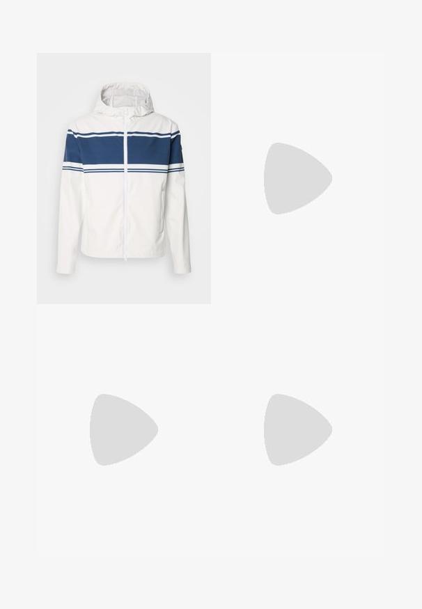 Hvid hættejakke med lynlås foran, der har en blå vandret stripe og tynde hvide kanter over brystet. Glat tekstur.; Sort bomuld t-shirt med rund halsudskæring og korte ærmer. Har en løs pasform og et enkelt design uden mønstre eller accenter.; Beige bukser lavet af glat stof, med lige pasform, enkel fryns og opkrøllede vipper. Inkluderer en frontknaplukning.; Hvide og lyse beige sportssko med en mesh-overdel, perforerede detaljer og en tekstureret mellemsål med branding på hælen.