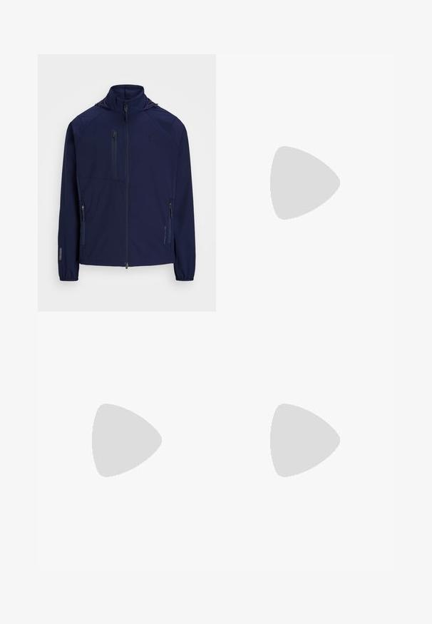 Polo Ralph Lauren PACKABLE HOODED JACKET - Vetrovka - refined navy; Bela polo majica iz bombaža, ki vsebuje ponovljen modri vzorec psov in majhen modri logotip na prsih. Kratki rokavi in ovratnik.; Bele bombažne chinos hlače s ravnim krojem, ki imajo stranske žepe, enojno zaklepanje na gumb in gladko teksturo.; Superge v bež, kremni in olivno zeleni barvi, izdelane iz semiša in usnja, z okroglo kapico, minimalističnim dizajnom in gumijastim podplatom.