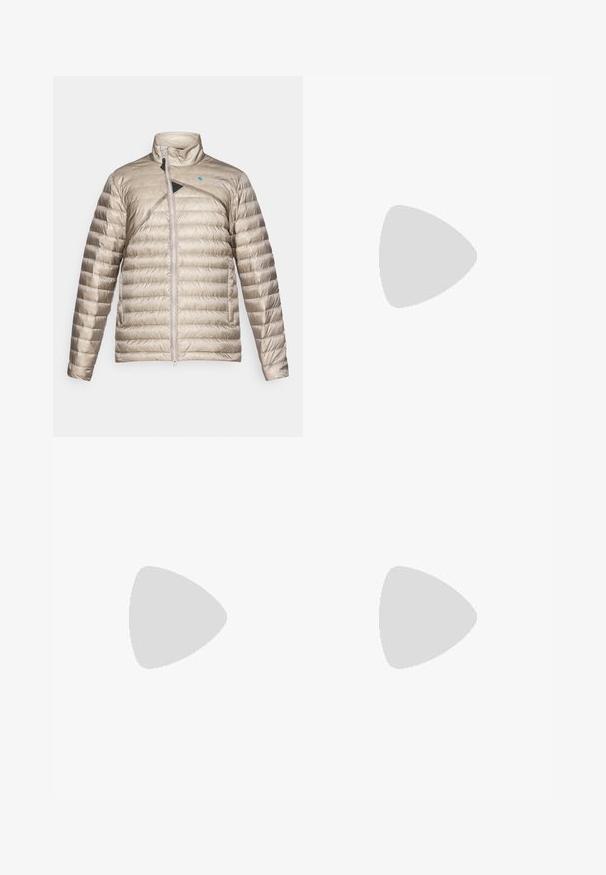 Leichte, gepolsterte Jacke in Beige mit hohem Kragen, Frontreißverschluss und schrägem schwarzen Akzent. Strukturierte Stoffoberfläche mit horizontalem Steppmuster.; Grau Short-Sleeve T-Shirt aus Baumwollmix, mit einem schwarzen Grafikdruck von "THE NORTH FACE" und einem geschwungenen Logo-Detail auf der Vorderseite.; Graue Outdoor-Hosen mit glatter Textur, ausgestattet mit einer seitlichen Reißverschlusstasche, verstärkten Kniepartien und einem dezenten Logo-Detail.; Schwarzer Sportschuh mit strukturiertem Obermaterial, roten Schnürsenkeln und Logo. Dicke Sohle mit strukturiertem Profil für Traktion. Minimalistisches Design, Seitenansicht.