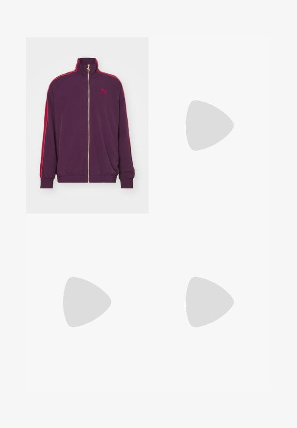 Puma T7  PLAY.LOUD. TRACK - Treniņjaka - midnight plum; Trīs vienkārši balti kokvilnas T-krekli ar īsām piedurknēm. Katram kreklam ir apaļa apkakle un mazs melns logo uzlīme kreisajā pusē.; Melnas sporta bikses ar elastīgu jostu, sarkaniem sānu jostasvadiem, ar rāvējslēdzēja kabatām un brīvu griezumu. Izgatavotas no viegla, teksturēta materiāla.; Rozā zamšādas sporta apavi ar pelēkiem akcentiem, plūstošs dizains, teksturēta virsma un melna gumijas zole. Sānos redzama Puma emblēma.