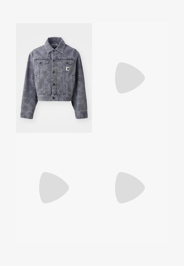 Kuttet grå denimjakke med et subtilt mønster, knappet foran, spiss krage og to brystlommer med et logo-patch.; Beskåret kremfarget t-skjorte laget av bomull. Har en rosa brodert logo med teksten "Nike Sportswear." Korte ermer og rund hals.; Blå og hvite stripete shorts med elastisk midje og et merke med Nike-logoen. Laget av lett materiale med en glatt tekstur.; Lyseblå treningssko med hvite detaljer, strukturerte paneler og glidelås. Har en synlig luftputesåle og gummisåle.