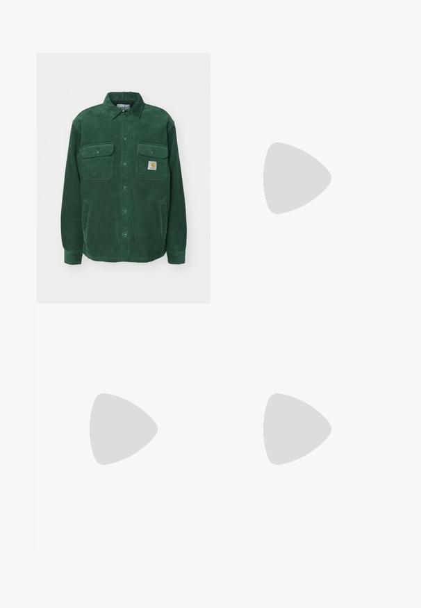 Carhartt WIP - Kurtka przejściowa; Biała, długospełna koszulka wykonana z bawełny. Klasyczny krój z okrągłym dekoltem, ściągaczami na rękawach oraz małym logiem na lewym rękawie. Gładka tekstura.; Zielone spodnie z kordurojowego materiału, o prostym kroju nogawki, z pięcioma kieszeniami, metalowym zapięciem na guzik oraz teksturowaną, prążkowaną powierzchnią.; Czarne sneakersy z materiału, z białymi sznurowadłami, beżową gumową podeszwą i czerwonym akcentem na pięcie. Okrągły czubek i minimalne detale przeszyć.