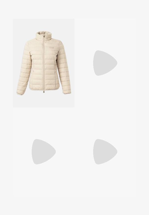 Beige gestikte pufferjack met hoge kraag, lange mouwen, rits aan de voorkant, zijzakken en het EA7 Emporio Armani-logo op de borst.; Zwarte T-shirt met korte mouwen van katoen. Heeft een ronde hals en het reliëf "Armani Exchange"-logo langs de schouder. Eenvoudig ontwerp.; Zwarte brede sweatpants met een tailleband met veters, zijslitsaccenten, zachte stof en een strakke uitstraling.; Zwarte en crèmekleurige sneakers met een geprofileerde zool, netvliespanelen en merkaccenten. Ronde neus en vetersluiting. Verstelbare hielkap.