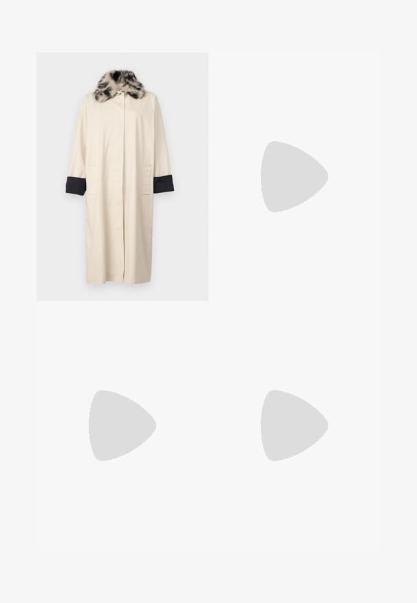 Sister Jane HAZEL - Šineļveida mētelis - beige; Melna kokvilnas T-krekls ar īsām piedurknēm, kuram priekšā kreisajā pusē ir neliels rozā tauriņa grafiskais attēls. Ar apaļu kaklu un brīvā stila piegriezumu.; Tumši zili plaša taisna džinsu bikses, izgatavotas no denima, ar augstu jostasvietu, piecu kabatu dizainu un redzamām šuvēm gar šuvēm.; Melna lakota āda ar atvērto papēdi, ar smailu purngalu un ģeometrisku blokpapēdi. Iezīmējas elegants, minimāls dizains un gluda tekstūra.