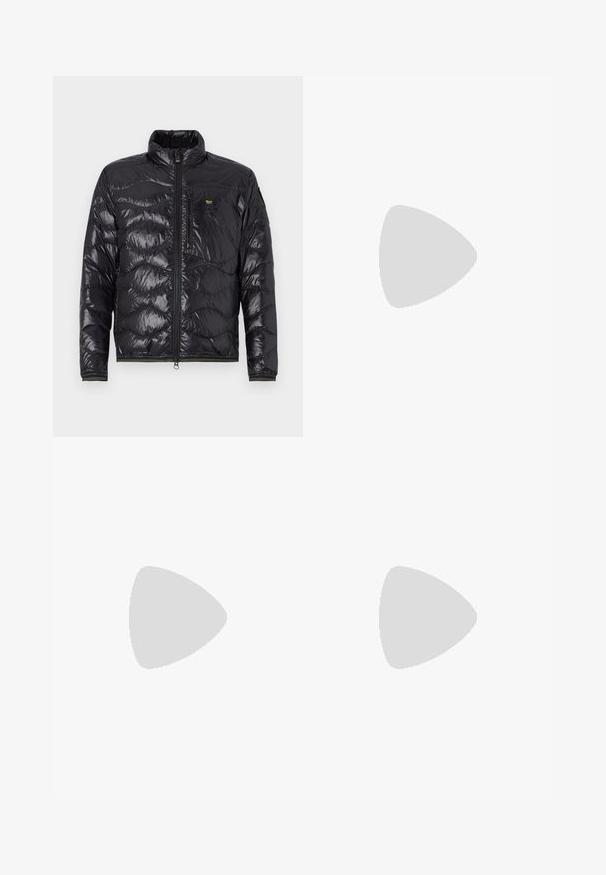 Giacca a vento nera con finitura lucida, design trapuntato, collo alto e zip frontale. Presenta una tasca sul petto e polsini elasticizzati.; T-shirt nera in cotone con scollatura a girocollo, caratterizzata da un bordo a righe bianche e verdi, e logo coccodrillo ricamato in verde sul lato sinistro del petto.; Pantaloni cargo neri realizzati in tessuto leggero, con una vestibilità rilassata, due ampie tasche laterali e chiusura con bottone.; Sneaker Lacoste grigie scure in materiale mesh e sintetico, con suola testurizzata e dettagli marroni sul colletto e sul branding.