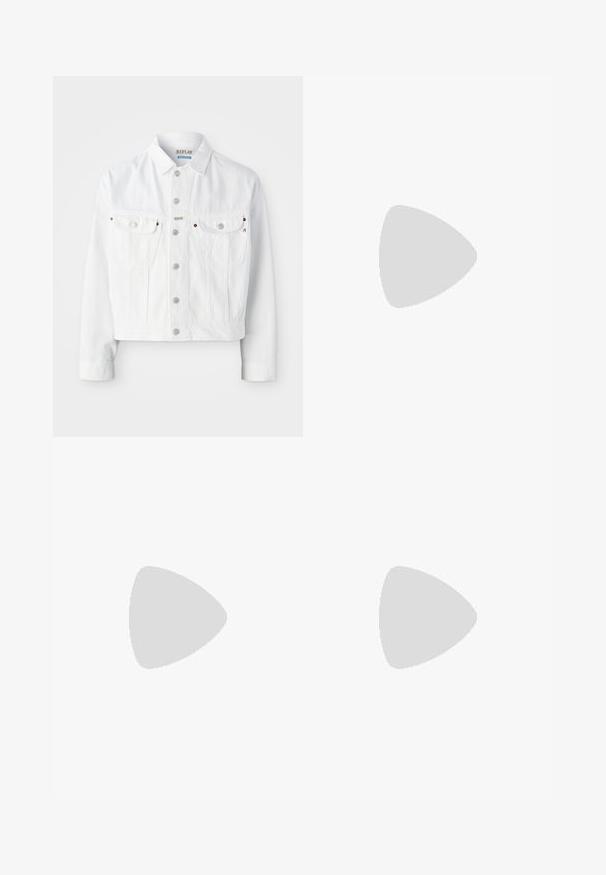 Replay M9Z1 JACKET - Jakna iz džinsa - natural white; Svetra svetlo bež barve iz pletene tkanine z teksturiranim vafeljastim vzorcem. Ima visok ovratnik ter rebraste manšete in rob. Mehka, srednje težka tkanina.; Črne bombažne hlače z udobnim krojem in rahlo elastičnostjo. Imajo klasičen pet-pocket dizajn in subtilno teksturo, obute z sivimi supergami.; Črne usnjene loafers čevlje z zaobljenim nosom, brez zadrge, s debelim gumijastim podplatom, ki ima teksturirano površino za dober oprijem. Dviganje pete ter diskretni šivi.; Črne pravokotne sončne očala s temnimi lečami, ki imajo debel okvir, subtilne poudarke na straneh in nobenih vidnih logotipov razen imena blagovne znamke.; Srebrna quartz ura iz nerjavečega jekla z črnim pravokotnim številcem, ki ima analogne kazalce, digitalni prikaz in oznako za vodoodpornost.