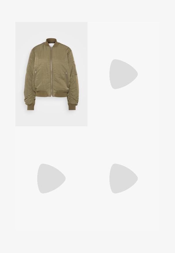 Samsøe Samsøe Bombejakke - dusty olive; Svart T-skjorte laget av bomull med korte ermer. Har et hvitt edderkoppnett grafikk og logo på fronten. Enkel rund hals.; Videbeinete blå denimbukser med høy midje, kontraststing, og sidelommer, med et klassisk fem-lommers design og rå kanter.; Nike Sportswear FIELD GENERAL - Joggesko - off-white/black