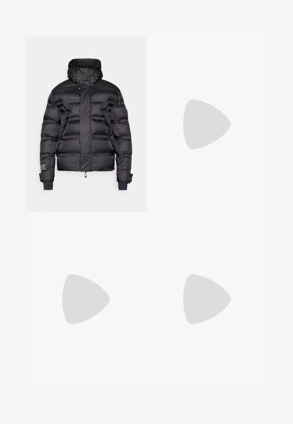EA7 Emporio Armani CORTINA JACKET - Lyžiarska bunda - black; Biely dlhý rukáv košeľa s gombíkmi vyrobená z bavlny, s náprsného vrecka s tonálnou výšivkou, golierom a gombíkovými manžetami.; Hnedé, vysoké nohavice vyrobené z texturovanej látky. Majú široké nohavice a dva predné záhyby pre štruktúru. Úhľadné spracovanie bez viditeľného kovania.; Čierne kožené mokasíny s hladkou textúrou, zaoblenou špičkou a dekoračným pásikom cez priehlavok. Nízky vrstvený opätok, minimalistický dizajn.