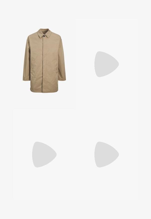 Cappotto impermeabile beige con colletto a punta, chiusura frontale con bottoni e due tasche laterali. Presenta una vestibilità dritta e una texture liscia.; T-shirt bianca a maniche corte in texture a coste. Girocollo, vestibilità rilassata, senza modelli o accenti visibili. Design semplice e versatile.; Pantaloni cargo grigio scuro realizzati in tessuto resistente, con un taglio dritto, cinque tasche e chiusura a bottoni in vita.; Sneaker in suede beige con punta arrotondata, stringhe davanti e un accento testurizzato sul retro. La suola in gomma bianca offre un contrasto. Design semplice e moderno.
