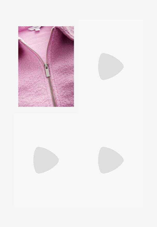 Fleece-Reißverschlussjacke in sanftem Rosa mit strukturiertem Finish, silberfarbener Reißverschlussöffnung und sichtbarem Innenfutter am Kragen.; Helles rotes Baumwoll-T-Shirt, Rundhalsausschnitt, kurze Ärmel, mit einem schwarzen Adidas-Logo und Text auf der linken Brustseite. Glatte Textur.; Rosa Jogginghose mit elastischem Bund, schmal zulaufenden Beinen und gerippten Bündchen. Verfügt über Logodetails am Bein und kontrastierende Streifen an den Seiten.; Beige Wildlederschuhe mit hellrosa Akzenten, strukturierter Gummisohle und drei rosa Streifen an der Seite. Runde Zehenform und Schnürdesign.