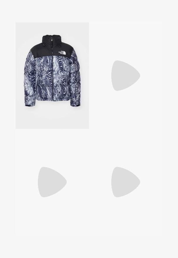 Tamsiai mėlynas ir juodas pūkinis švarkas su raštuotu dizainu. Savybės: aukštas apkaklė, pilnas užtrauktukas ir ženklinimas viršutiniame kairiajame kampe.; Balta medvilnės marškinėliai trumpomis rankovėmis, su maža juoda logotipu ant krūtinės ir etikete kairiajame apatiniame kampe.; Šviesiai žali plačių kojų kelnės, pagamintos iš lygios medžiagos, su sagčių uždarymu, priekyje yra mažas Nike logotipas.; Baltos sportiniai bateliai su tinkline viršutine dalimi, tekstūruotais akcentais ir paminkštintu padu. Puikiai derančios su juodomis klasikinių kojinių iki kulkšnies ant mėlynos kiliminės dangos.