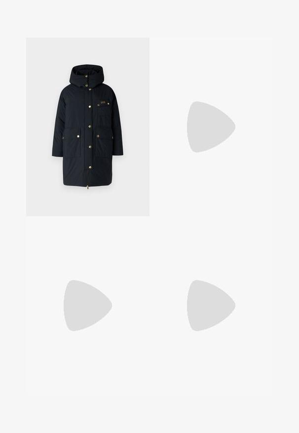 Námornícky modrý parka kabát s kapucí, který má zlaté kovové patentky, dvě přední kapsy, náprsní kapsu a zipové zapínání.; Bílý bavlněný tričko má kulatý výstřih, krátké rukávy a malé černé logo "Calvin Klein" na hrudi. Jednoduchý design, bez vzorů.; Černé džíny rovného střihu s pěti kapsami, stříbrnými nýty a zapínáním na knoflík. Látka má hladký, mírně texturovaný povrch.; Černé kožené mokasíny s okrouhlou špičkou, silnou strukturovanou podrážkou a minimálními detaily šití. Elegantní design bez viditelných tkaniček nebo kovových prvků.