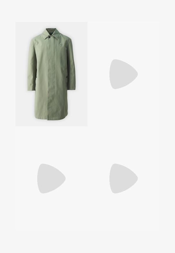 Cappotto lungo verde chiaro realizzato in tessuto morbido, con chiusura a bottoni, tasche laterali e un piccolo logo ricamato sul lato sinistro.; T-shirt a maniche lunghe nera in cotone, con scollatura rotonda e un piccolo logo di coccodrillo ricamato in verde sul lato sinistro del petto.; Jeans di denim azzurro chiaro con una vestibilità ampia, gambe dritte, design a cinque tasche e chiusura con bottone in vita. Dettagli di cucitura minimalista.; Sneaker Lacoste grigie scure in materiale mesh e sintetico, con suola testurizzata e dettagli marroni sul colletto e sul branding.