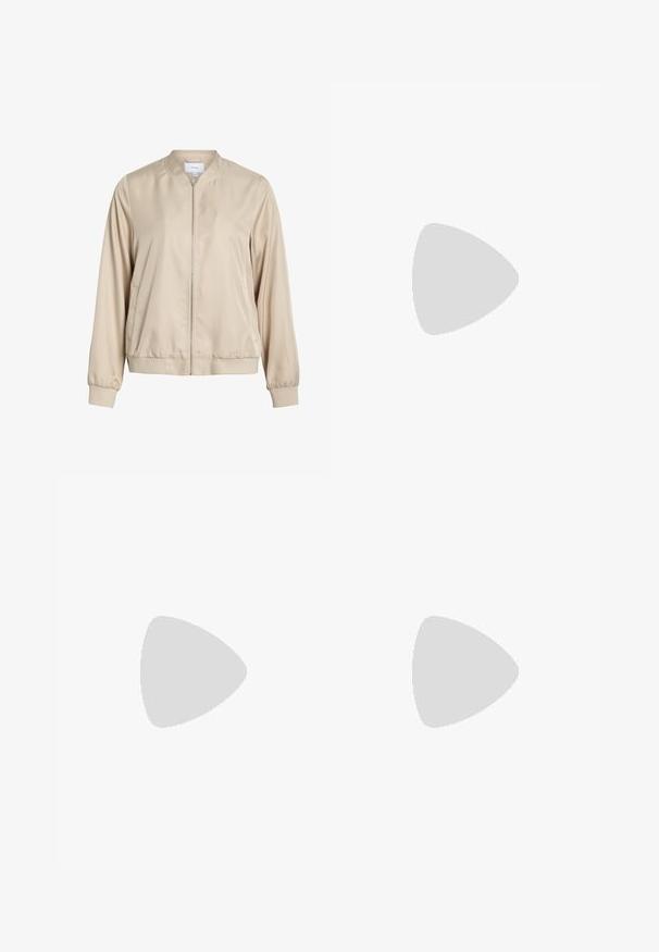 Beige bomberjakke laget av glatt stoff, med rund hals, glidelås foran, og elastiske mansjetter og nedkant. Enkelt design uten mønstre.; Hvit ribbestrikket tank topp med rund hals, uten ermer og croppe lengde. Merket leser "JJXX." Glatt stoff tekstur.; Svarte, vide bukser med elastisk midje, laget av glatt stoff. Har et rent design uten lommer eller synlige sømmer.; Sorte og grå sued sneakers med et stort cremefarvet "N" logo, lilla snørebånd og en tekstureret gummisål.