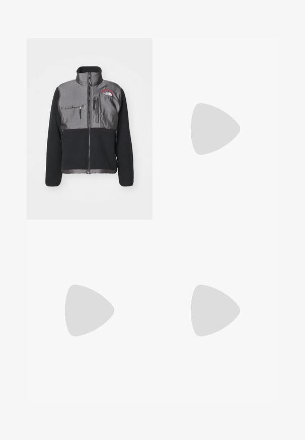 The North Face RETRO DENALI JACKET - Flisinė striukė - black/moonstone grey; Juodas medvilninis Nike marškinėliai su klasikinėmis apykaklėmis, trumpomis rankovėmis ir subtiliu, įspaustu logotipu ant krūtinės. Sklandus tekstūra.; Juodos šortai su raišteliu juosmens srityje, lengva medžiaga su lygiu paviršiumi ir paprastas dizainas be matomų logotipų ar raštų.; Juodi sportiniai bateliai su tekstūruota medžiaga ir guminiais padais, su elastingomis raišteliais ir mėlynu akcentu ant kulno. Dėvimi su šviesiai mėlynomis džinsinėmis kelnėmis.