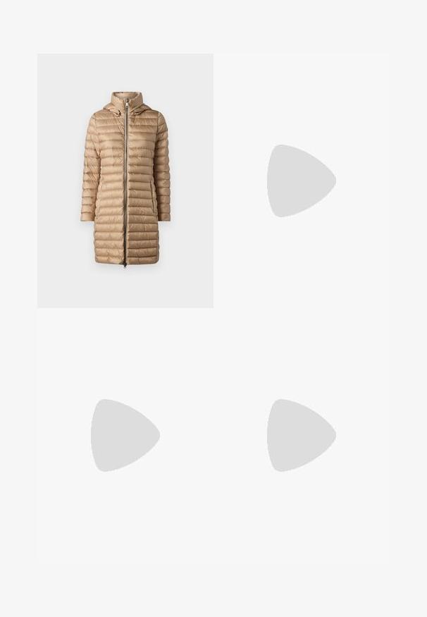 Colmar Originals LADIES JACKET - Jakna ispunjena paperjem - arizona; Bjela pamučna majica s okruglim izrezom, kratkim rukavima, ravnim krojem i glatkom teksturom. Bez uzoraka ili ukrasa.; Crni traperice s ravnim krojem, visokim strukom, pet džepova i metalnim detaljima, s glatkom teksturom i klasičnim šavovima.; Bijele tenisice s velur detaljima, teksturiranim vezicama i gumenenim potplatom. Uparene s labavim bež hlačama. Logo prikazan sa strane.