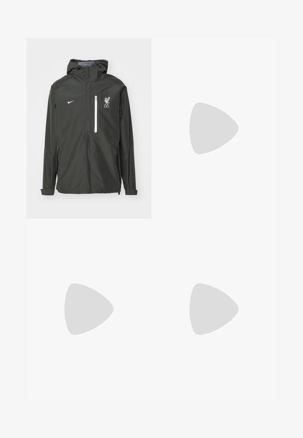 Mörkgrön vattentät jacka med huva, som har en vit dragkedjefick på bröstet, Nike-logotyp och Liverpool FC-emblem på vänster bröst.; Svart kortärmad Nike t-shirt i slät tyg, med en vit swoosh-logotyp på övre vänstra sidan, rund halsringning.; Svarta träningbyxor i lätt tyg med elastisk midja, vristmanchetter och en diskret Nike-logotyp på vänster sida.; Svart idrottssko med ett andningsbart meshöverdrag, texturerade accenter och en vågig gummisula. Utrustad med reflekterande logotyp och snörsystem.