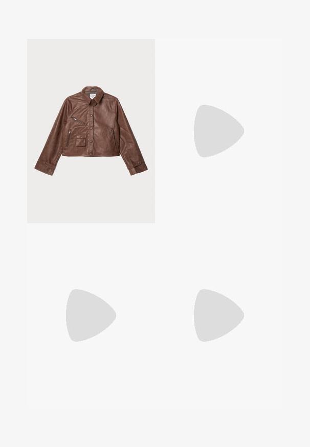 Baum und Pferdgarten BELLE - Jakna od umjetne kože - washed java; Crna košulja dugih rukava s ovratnikom, s naboranom teksturom, potpuno dugmadi naprijed i manžetama. Izrađena od glatkog materijala.; Crne hlače od glatkog materijala s visokim strukom, širokim nogavicama, prednjim pregibima i klasičnim petljama za remen. Nema vidljivih bočnih džepova.; Crne kožne cipele s debelim, rebrastim potplatom, koje imaju okrugli srebrni detalj i minimalne šavove.