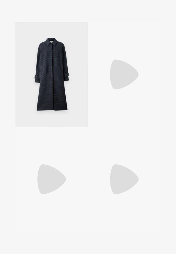 Samsøe Samsøe ALMA COAT - Klasický kabát - blue; Bílý bavlněný tričko s krátkým rukávem, kulatým výstřihem a volnějším střihem. Hladká textura, bez vzorů nebo akcentů, minimalistický design.; Světle modré rozšířené džíny vyrobené z denimové látky, s vysokým pasem, předními kapsami a surovým lemem na manžetách pro uvolněný vzhled.; Černé lakované muly s špičatou špičkou, zakřiveným designem a nízkým blokovým podpatkem, který má dekorativní prošívání na svršku.