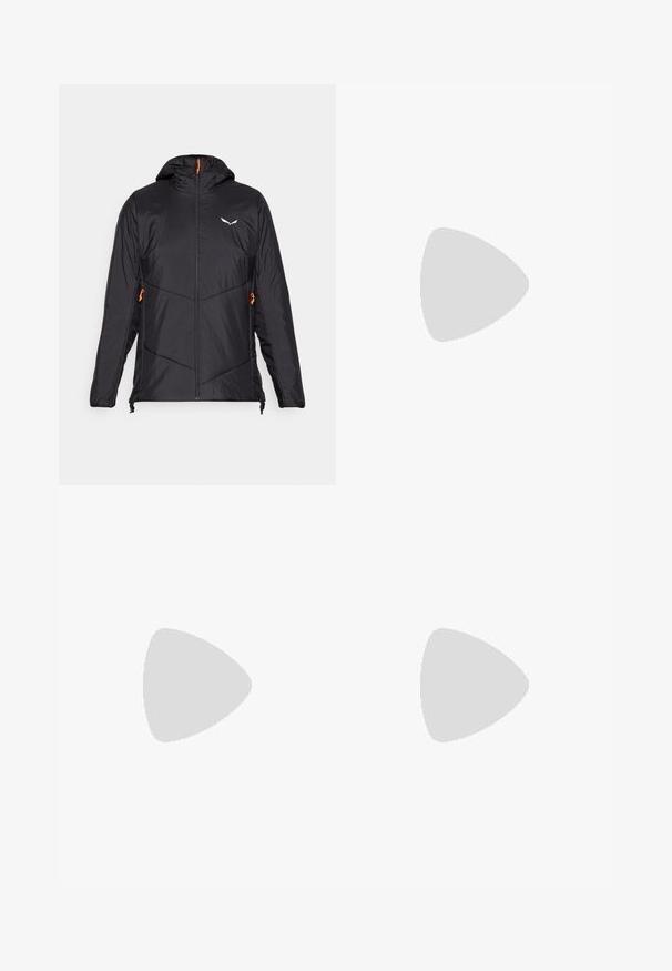 Salewa PUEZ CATINACCIO JACKET - Lauko striukė - black out; Juodas džemperis su apvaliu iškirpimu, ilgomis rankovėmis, raukšlėtais rankogaliais ir balta logotipu "The North Face" centre ant priekinės dalies. Lygus paviršius.; Juodos, aukšto liemens, tamprios kelnės, pagamintos iš elastingos medžiagos, su lygiu paviršiumi ir baltu logotipu, spausdintu ant kairiojo kojos.; Juodi žygio batai su tekstūruotu audiniu, raišteliais ir tvirtu guma padu. Papuošti atspindinčiomis detalėmis ir logotipais.