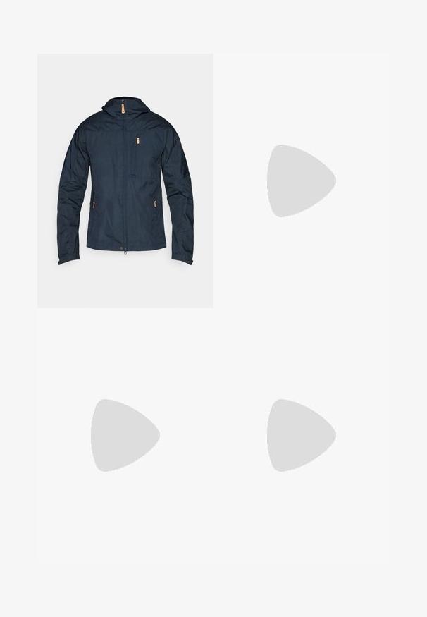 Veste légère bleu marine avec fermeture éclair à l'avant, capuche et plusieurs poches. Les caractéristiques incluent un tissu texturé et des accents en matériel beige contrastant.; T-shirt à manches longues gris clair en tissu doux et texturé. Il présente un col rond et un petit logo Patagonia bleu sur la poitrine.; Pantalons de sport légers, gris, avec des accents noirs. Ceinture élastique, fermeture à cordon, design à jambes fuselées et poches latérales.; Baskets imperméables marron avec une tige texturée, des accents perforés, un support de talon noir et une semelle en caoutchouc grise. Les lacets sont ornés d'embouts métalliques.