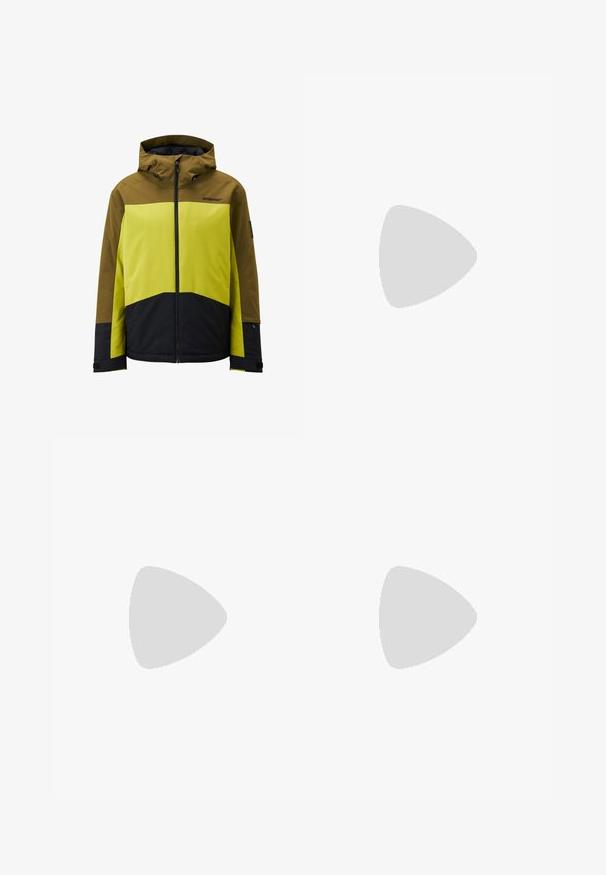 Giacca gialla, marrone e nera con chiusura a zip, cappuccio e design a blocchi di colore. Presenta polsini regolabili e logo sul petto.; T-shirt nera in cotone con maniche corte, colletto a giro, e un piccolo logo bianco sul lato sinistro del petto. Design semplice, texture liscia e vestibilità rilassata.; Pantaloni sportivi neri realizzati in tessuto leggero, con vita regolabile con cordino, tasche laterali e orli affusolati alle caviglie.; Sneaker da esterno nera con parte superiore in suede, suola in gomma testurizzata e robusto sistema di allacciatura. Presenta un tallone rinforzato e il logo del marchio sul lato.