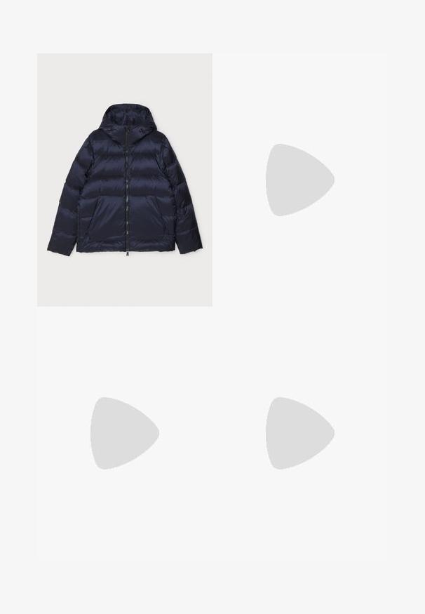 Marinblå puffjacka med huva, med horisontellt kviltad design, framzip och två stora ytterfickor. Slät, glänsande yta.; Vit långärmad skjorta i bomull med knappar. Har en klassisk krage, knappmanchetter och en liten broderad logotyp i marinblått på bröstet.; Ljusblå denimjeans med slim fit, fem fickor och rak bendesign. Har dragkedja och bälteshällor. Mjuk textur.; Vit sneaker med mockadetaljer, rund tå, platta snören och en krämfärgad gummisula. Har grön branding på hälen.; Svarta rektangulära solglasögon med mörka linser, tjock plastbåge, guldfinish på skalmarna och varumärkeslogotyp graverad på armen.