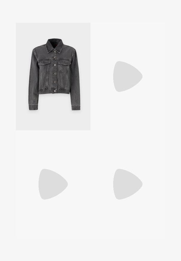 ONLY ONLHUDSON DECO JACKET - Džinsinis švarkelis - grey denim; Baltas be rankovių marškinėlis, pagamintas iš išklotinės medžiagos, su apvaliu iškirpimu ir prigludusia siluetu, minimaliais siūlais ir be dekoracijų.; Šviesiai mėlyni plačios kojų džinsai, pagaminti iš džinsinio audinio, su aukštu liemeniu, penkių kišenių dizainu ir subtiliu gradientiniu blukimu link apačios.; Rudos odinės kaubojaus batai su smailiu priekiu ir blokuotu kulnu, pasižymintys detaliu siuvinėjimu ir iškiliais akcentais ant ašies.; Juodas odinis dėkliukas su atvarteliu ir auksinės metalinės sagties detalėmis. Įeina juodas diržas ir elegantiškas, minimalistinis dizainas.