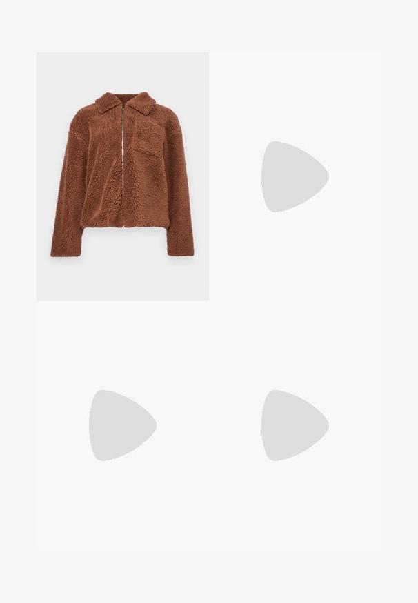 Jachetă din fleece maro cu fermoar în față, guler și un buzunar pe piept. Materialul are un aspect moale și texturat, potrivit pentru îmbrăcăminte casual.; Tricou negru, cu mânecă scurtă și guler înalt, confecționat dintr-un material cu o textură răsucită, având o croială slim. Model simplu și texturat.; Jeans flared din denim închis, cu talie ajustată, având închidere cu buton în față, design cu cinci buzunare și detalii de cusătură pe picioare.; Botine din suede maro, cu căptușeală moale, talpă platformă groasă de culoare bej și sistem de prindere în partea din spate. Suprafață texturată cu detalii de cusătură vizibile.