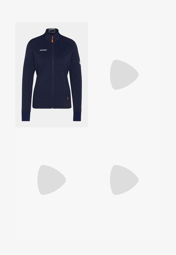 Dunkelblaue Fleecejacke mit hohem Kragen, vertikalen Reißverschlusstaschen und kontrastierendem orangen Reißverschlussanhänger. Durchgehende gerippte Textur.; Kurzärmliges weißes Sportshirt mit Rundhalsausschnitt, das ein Logo auf der Brust und eine glatte, leichte Stofftextur aufweist.; Mammut RUNBOLD ZIP OFF PANTS WOMEN - Outdoor-Hose - black; Schwarze Wanderschuhe mit einem strukturierten Obermaterial aus Stoff, Schnürsystem und robuster Gummisohle. Akzentuiert mit reflektierenden Details und Logos.