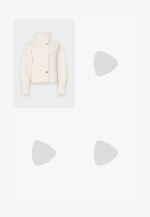 Elefantvalge lühike jakk kõrge kraega, diagonaalsed tekstuurmustrid, nööbid ja sobivad varrukad. Sile kude koos struktureeritud disainiga.; Lühike valge T-särk, mis on valmistatud puuvillast, lühikeste varrukatega, ümmarguse kaelusega ja sirge lõikega, omades sileda tekstuuri ja minimaalset disaini.; Mustad talje laiad jalad kunstnahast püksid esipaneeli nööbi ja lukuga, vöödega ja küljetaskutega valge tausta peal.; Must musta platvormsussid paksu plokkninal, ümmarguse varbaga ja traditsioonilise nööridega kinnitamisega. Sussid on sileda tekstuuriga ja minimaalsete detailidega.