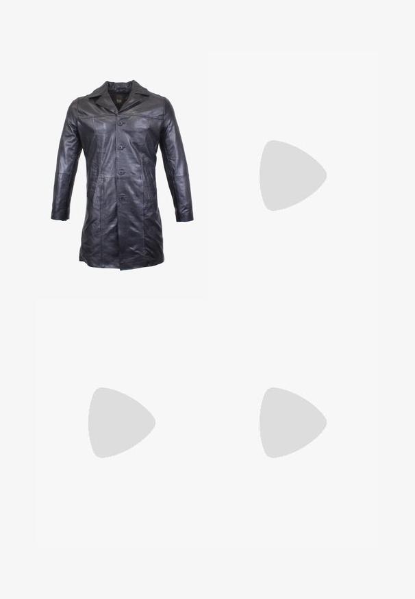 Schwarzledermantel mit langen Ärmeln, Reverskragen und sechs Knöpfen vorne. Verfügt über zwei Seitentaschen und eine taillierte Passform.; Schwarzes Baumwoll-T-Shirt von Nike mit klassischem Rundhalsausschnitt, kurzen Ärmeln und einem dezenten, geprägten Logo auf der Brust. Glatte Textur.; Schwarze Sweatpants aus weichem Stoff mit elastischem Bund, Kordelzug und kleinem Nike-Logo auf dem linken Oberschenkel.; Schwarzer Sportschuh mit einem Obermaterial aus Mesh und synthetischem Material, das über ein geripptes Design, Schnürsenkel und eine klobige Sohle mit sichtbaren Dämpfungseinheiten verfügt.