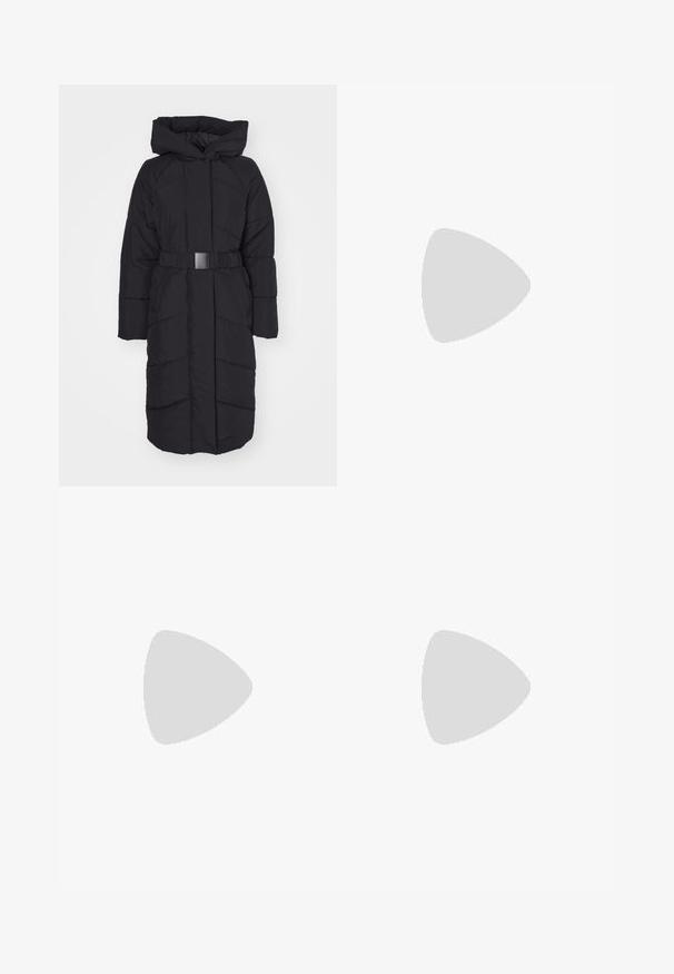 ONLY ONLJOANNE BELTED PUFFER COAT  - Vinterfrakke - black; Tre langærmede toppe stablet: sort, grå og hvid. Hver har en rund halsudskæring og et cropped design med glat, let stof.; Sorte flared bukser lavet af strækbart stof, med en høj talje og flared manchetter med sideskår for ekstra bevægelse.; Grå ruskinds sneakers med hvide snørebånd, sorte striber og en hvid gummisål. Har et rundt logo på tungen og en gummisål.