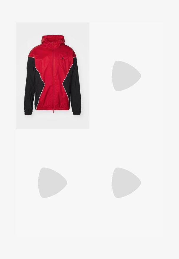 Punainen ja musta tuulitakki hupulla, vetskarella, valkoisilla yksityiskohdilla sekä musta Jumpman-logo rinnassa. Sisältää elastiset hihansuut.; Kolme valkoista puuvillapaitaa, joissa on lyhyet hihat. Jokaisessa paidassa on pyöreä pääntie ja pieni musta logo-tagga vasemmalla puolella.; Sininen farkkuhousut, joissa on rento istuvuus, korkea vyötärö, viisi taskua ja ompeluaccentit. Varustettu napilla ja vetoketjulla.; Mustat lenkkitossut, joissa on mokka- ja nahkamateriaali, sinisellä logolla ja ruskealla kumipohjalla. Yhdistetty harmaisiin sukkiin ja corduroypantoihin.