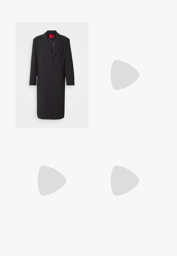 Schwarzer Wollmischungs-Mantel mit taillierter Silhouette, Reverskragen, zwei vorderen Taschen und glänzender Innenausstattung. Markenlabel sichtbar.; Zwei schwarze Baumwoll-T-Shirts mit Rundhals, kurzen Ärmeln und blauen "HUGO"-Labels an den Kragen und seitlichen Säumen.; Schwarze Hose mit einem gefältelten Design, weiter Beinform und glatter Textur. Verfügt über ein rotes Taillenlabel.; Schwarze Lederloafers mit einem strukturierten Vorderteil und glatten Seiten. Sie verfügen über einen schmalen Absatz und eine Schlaufe an der Rückseite für einfaches Anziehen. Klassisches Design.