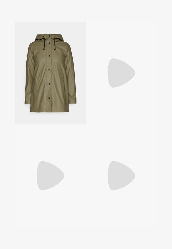 Olivenfarge vanntett jakke med hette, svarte snøre, trykknapper og to sidelommer; glatt, glinsende tekstur.; To lange ermer topper, en i hvit og en i svart. Begge har rund hals og dekorative glidelåser på skulderen. Glatt stoff.; Vide ben, lyse beige denim bukser med høj talje, to frontlommer, knaplukning og diskret syninger.; Sølv sneakers med en teksturert mesh-overdel og iriserende aksenter, med en kraftig hvit såle og snørelukking.